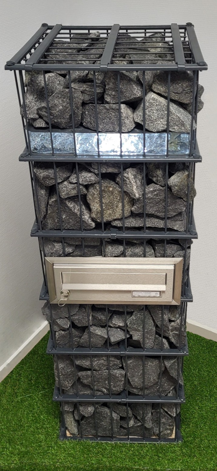 hörnstolpe 40x40cm med lampa och postlåda